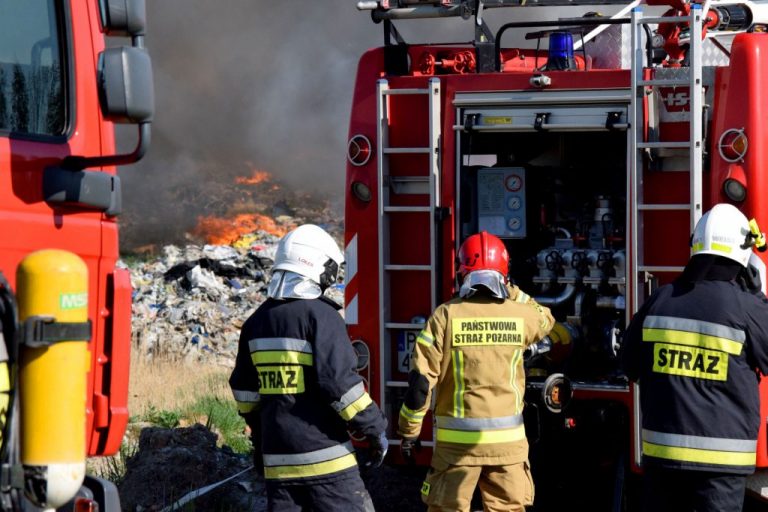 Łódzkie: Pożar w zakładzie przetwórstwa gumy w Sławnie
