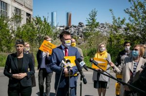 Szymon Hołownia obiecuje ułatwić przejmowanie i rekultywację terenów skażonych odpadami
