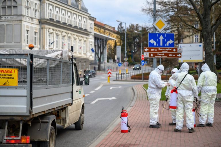Miasta dezynfekują przestrzenie publiczne