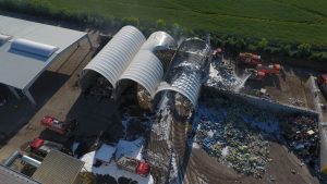 Pożar sortowni odpadów. Z ogniem walczyła setka strażaków