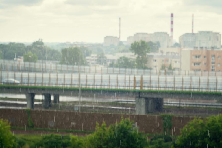 Warszawa inwestuje w retencję wody deszczowej. Dotacje czekają na mieszkańców