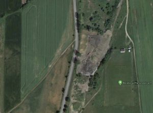 Kilkadziesiąt ton śmieci wysypane na drogę powiatową