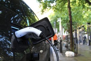 Samochody elektryczne. W Warszawie powstaną nowe stacje ładowania