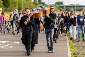Rzeki wysychają. Artyści urządzili im symboliczny pogrzeb [ZDJĘCIA]