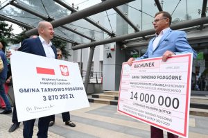 Czeki od rządu kontra rachunki od samorządów