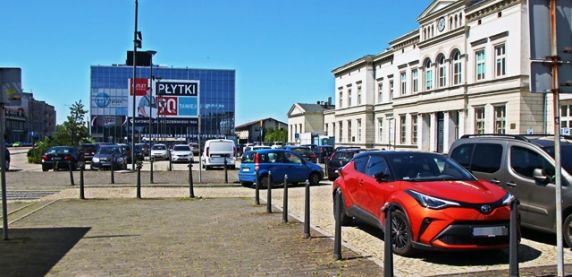 Modernizacja placu przed dworcem, nowy parking i szklany pawilon z zielonym dachem w Sosnowcu