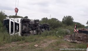 Wyrzucał śmieci na pole. Auto wpadło do rowu