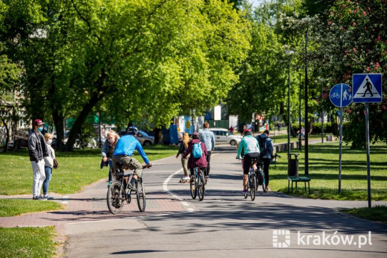 Kraków. Mieszkańcy coraz częściej wybierają rower jako środek transportu