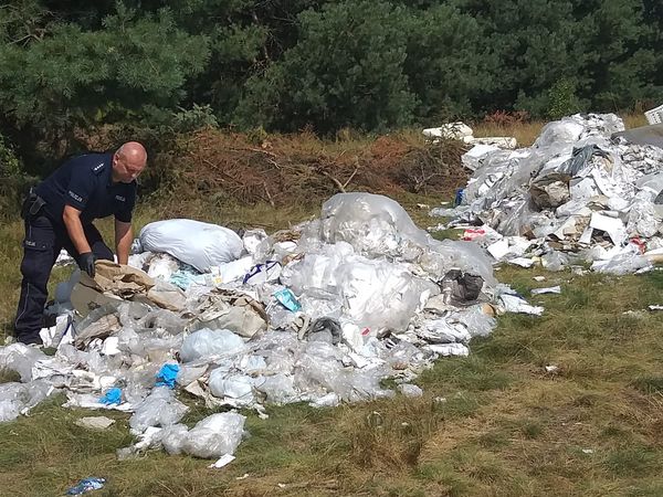 21-latek odpowie za wyrzucenie plastikowych odpadów w lesie