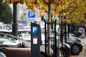 Warszawa: 1200 zł rocznie za drugi samochód w strefie parkowania. 
