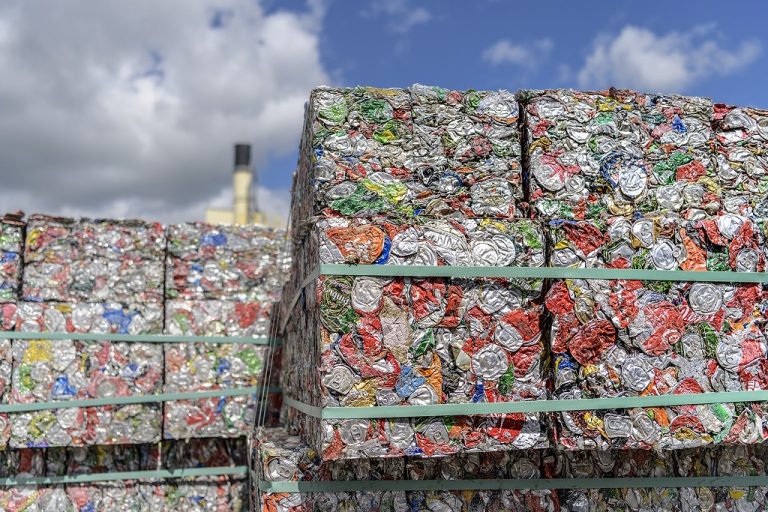 Ozdoba: w systemie kaucyjnym mogłyby się też znaleźć metalowe puszki