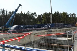 Świnoujście. Trwa rozładunek części maszyny drążącej tunel