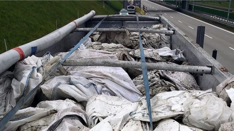 W Polsce zatrzymano nielegalny transport 18 ton odpadów z Austrii