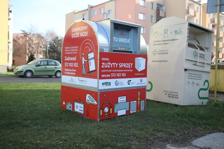 Czerwone pojemniki wracają do polskich miast. Posłużą do zbierania elektrośmieci