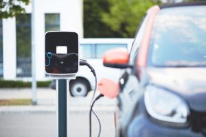 Od stycznia do kwietnia sprzedaż samochodów elektrycznych wzrosła ponad dwukrotnie