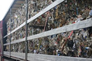 906 kontroli WIOŚ, 176 przypadków nielegalnego przemieszczania odpadów i 780 naruszeń