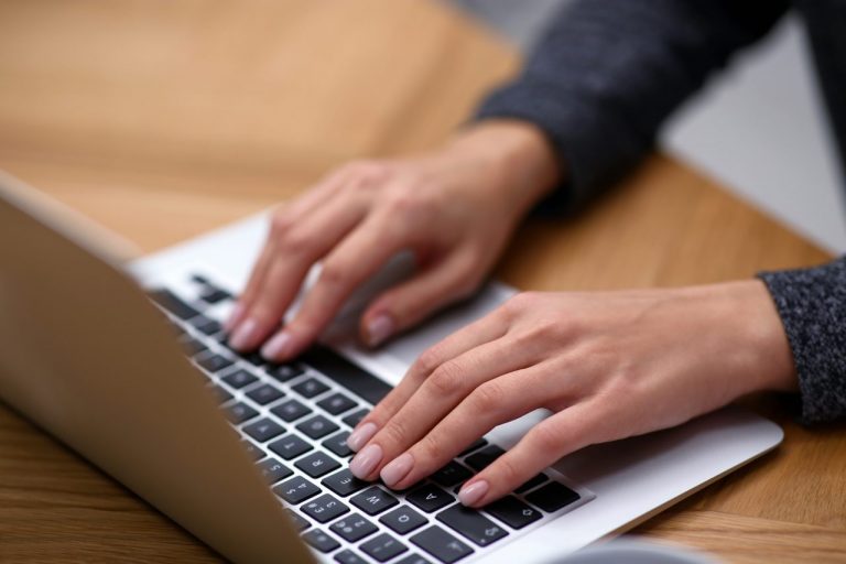 Z jakich e-usług korzystają Polacy? Podsumowanie listopada