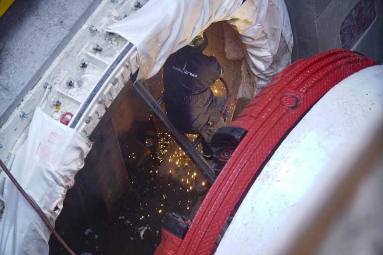 Tarcza Barbara będzie wierciła pod dnem Wisły. Maszyna waży 145 ton