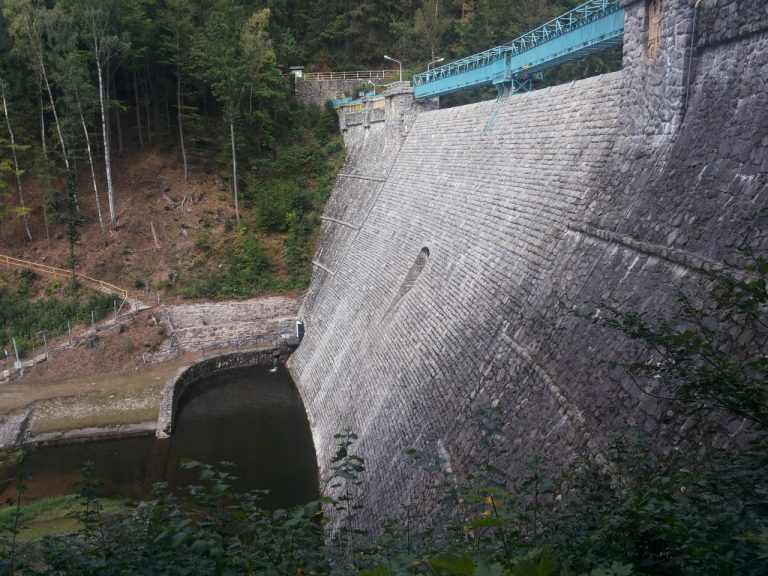 Zapory wodne mają się dobrze. Konstrukcje są usuwane rzadziej niż sądzono