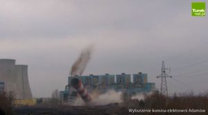 Wyburzono 150-metrowy komin nieczynnej elektrowni w Turku