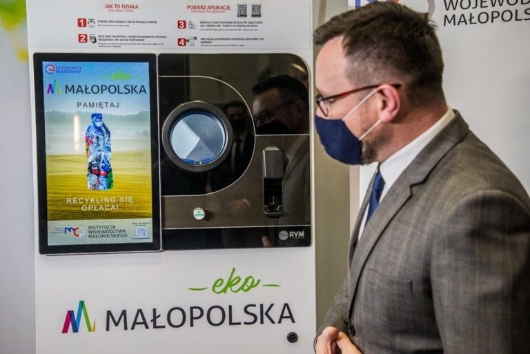 Recyklomat w krakowskim MCP - bilety do kina i teatru za puszki i butelki