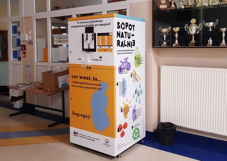 W szkołach pojawiły się automaty do oddawania butelek PET