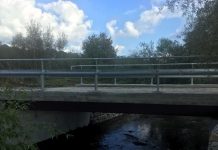 Były burmistrz stanie przed sądem za budowę kładki bez decyzji Wód Polskich