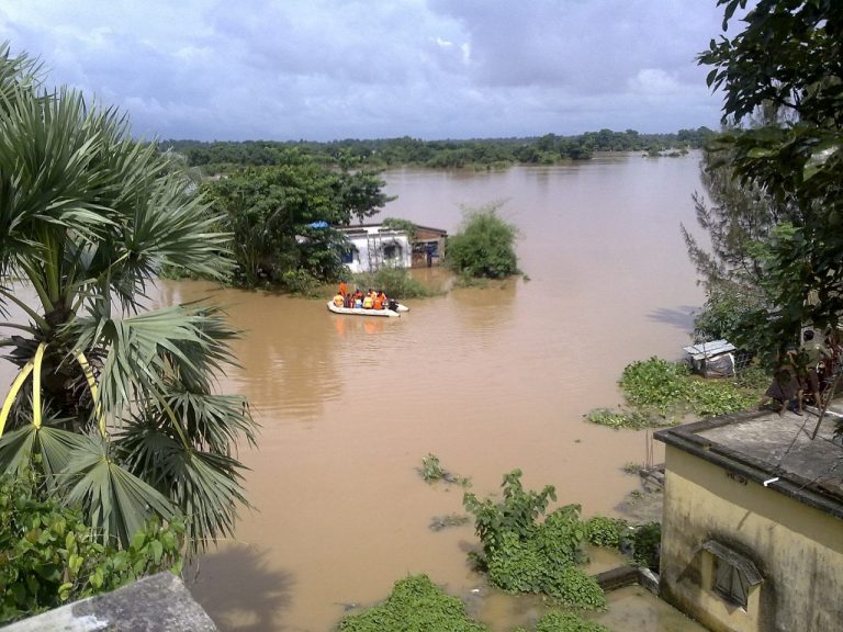 Kilkadziesiąt ofiar powodzi w Indiach. Część z nich pracowała przy budowie elektrowni wodnej