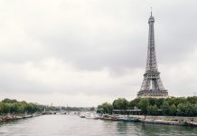 Powodzie i podtopienia we Francji. W Paryżu woda zalewa nabrzeża