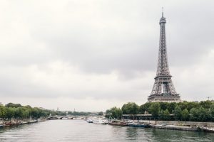 Powodzie i podtopienia we Francji. W Paryżu woda zalewa nabrzeża