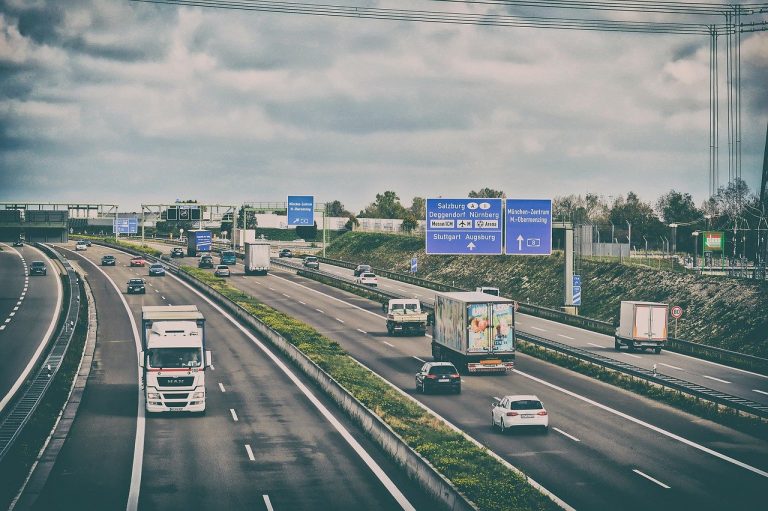 Komisja Europejska przyjrzy się szkodliwym dla klimatu przepisom pakietu mobilności