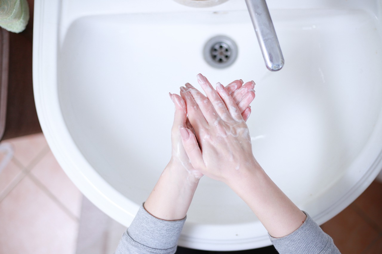 Jednym ze sposobów na oszczędzanie wody jest zakręcanie kranu podczas mycia rąk