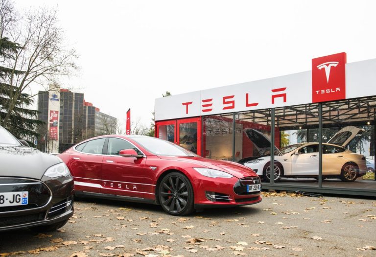Amerykańscy giganci motoryzacyjni zwiększają nakłady na samochody elektryczne