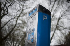 Strefy płatnego parkowania. Wpływy z biletów spadają, mniej jest też mandatów