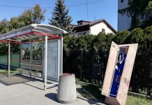 Trumna porzucona na przystanku i inne śmieci w Warszawie