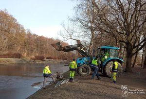 Wrzucanie ławek do stawów i kradzieże koszy na śmieci. Wandale atakują tereny zieleni