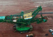 Aktywiści Greenpeace w kopalni Turów. Dosadne hasło na transparencie