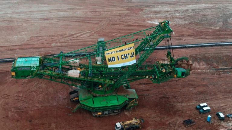 Aktywiści Greenpeace w kopalni Turów. Dosadne hasło na transparencie