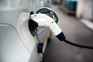 Auta elektryczne coraz bardziej dostępne, ale wciąż sporo droższe od spalinowych