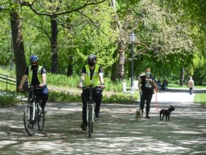 Strażnicy na rowery! Funkcjonariusze Straży Miejskiej w Łodzi patrolują miasto na jednośladach