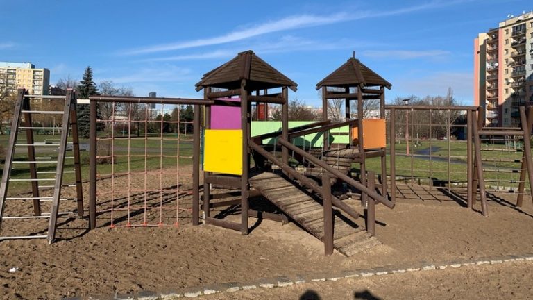 Place zabaw w parkach i na zieleńcach Wrocławia otrzymają nowe urządzenia za 400 tys. zł