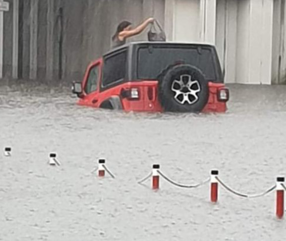 Poznań pod wodą. Nawałnica, zalania, zatopione samochody i zarwany dach hali sportowej