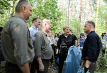 Prezydent Andrzej Duda z żoną sprzątali śmieci w lesie w ramach specjalnej akcji
