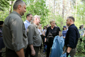 Prezydent Andrzej Duda z żoną sprzątali śmieci w lesie w ramach specjalnej akcji