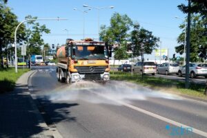 Kurtyny wodne i polewaczki - miasta walczą z upałem