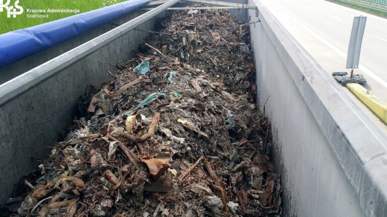 Zatrzymano nielegalny transport 25 ton odpadów z Niemiec