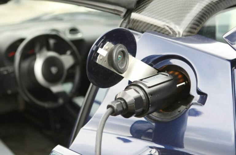 Pilotaż ładowania aut elektrycznych na gdyńskich słupach oświetleniowych