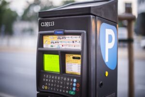 Warszawa rozszerzy strefę płatnego parkowania. Sąd oddalił skargę prokuratury