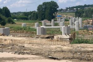 Obwodnica budowana nad zbiornikiem retencyjnym