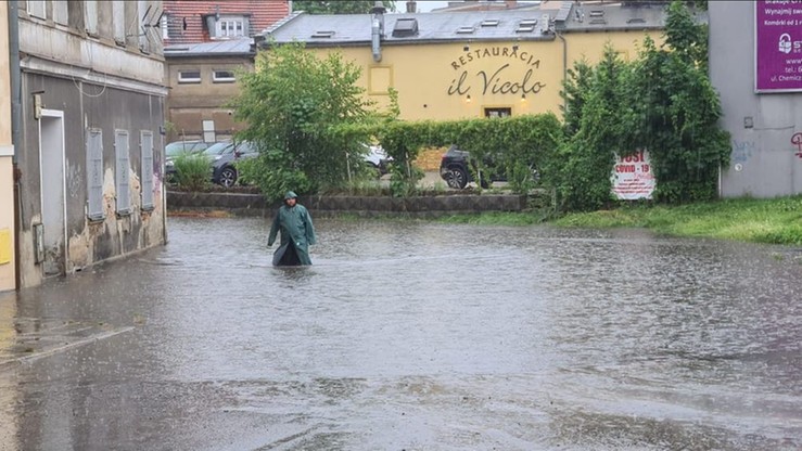 Ulewa nad Zieloną Górą. Woda zalała ulice i posesje